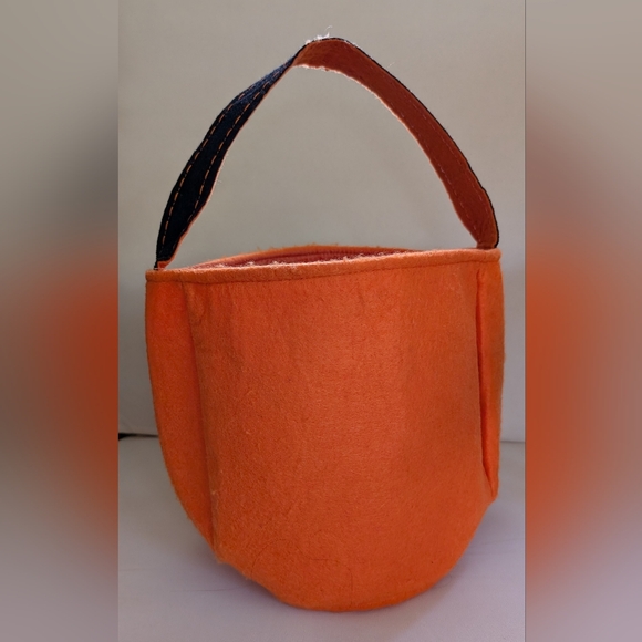 Sur la table "Trick or Treat" Pumpkin Bag For Kids - Picture 2 of 4